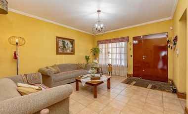 CASA LOTE PROPIO 5 AMBIENTES - JARDIN Y COCHERA