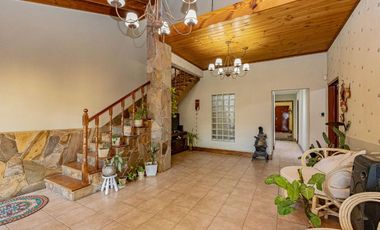 CASA LOTE PROPIO 5 AMBIENTES - JARDIN Y COCHERA