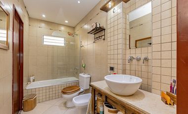 CASA LOTE PROPIO 5 AMBIENTES - JARDIN Y COCHERA