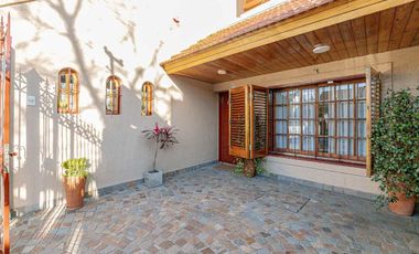 CASA LOTE PROPIO 5 AMBIENTES - JARDIN Y COCHERA