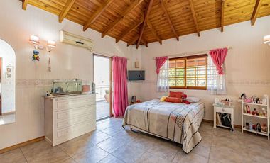 CASA LOTE PROPIO 5 AMBIENTES - JARDIN Y COCHERA