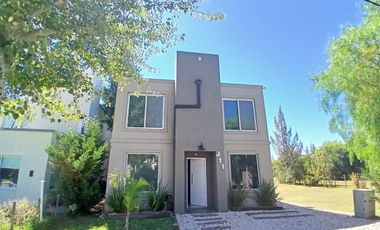 Espléndida casa 4 dormitorios en Domselaar Chico