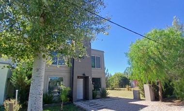 Espléndida casa 4 dormitorios en Domselaar Chico