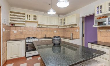 Venta -Casa 6 Amb. C/ Cochera - San Justo.