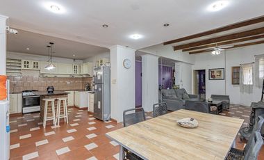 Venta -Casa 6 Amb. C/ Cochera - San Justo.