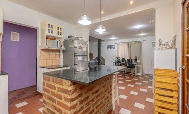 Venta -Casa 6 Amb. C/ Cochera - San Justo.