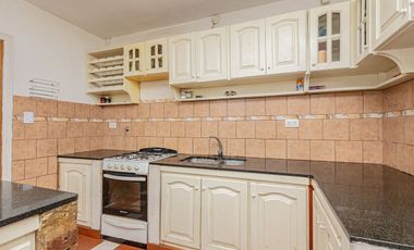 Venta -Casa 6 Amb. C/ Cochera - San Justo.