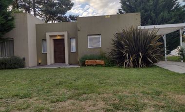 VENTA CASA 3 AMBIENTES QUINCHO PISCINA LAS LOMAS