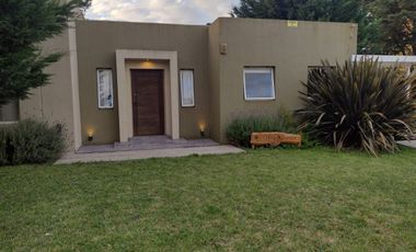 VENTA CASA 3 AMBIENTES QUINCHO PISCINA LAS LOMAS