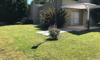 VENTA CASA 3 AMBIENTES QUINCHO PISCINA LAS LOMAS