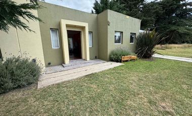 VENTA CASA 3 AMBIENTES QUINCHO PISCINA LAS LOMAS