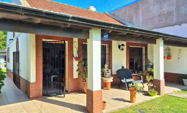 Chalet Tradicional con Quincho sobre Amplio Lote