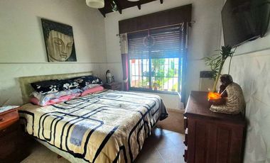 Chalet Tradicional con Quincho sobre Amplio Lote