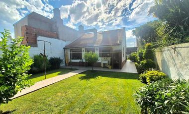 Chalet Tradicional con Quincho sobre Amplio Lote