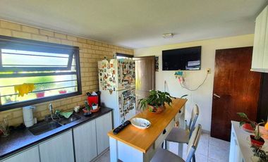 Chalet Tradicional con Quincho sobre Amplio Lote