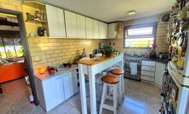 Chalet Tradicional con Quincho sobre Amplio Lote