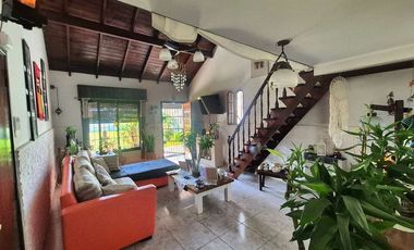 Chalet Tradicional con Quincho sobre Amplio Lote