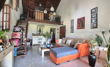 Chalet Tradicional con Quincho sobre Amplio Lote