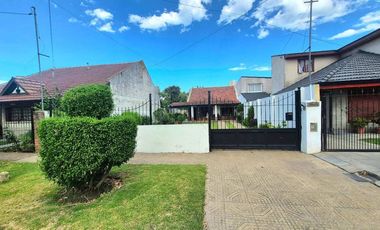 Chalet Tradicional con Quincho sobre Amplio Lote