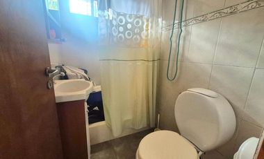 Chalet Tradicional con Quincho sobre Amplio Lote