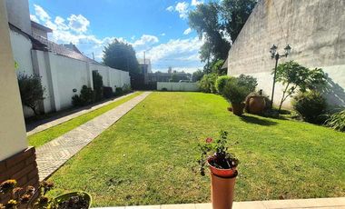 Chalet Tradicional con Quincho sobre Amplio Lote