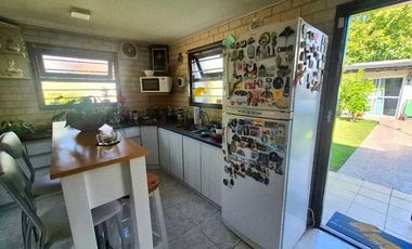 Chalet Tradicional con Quincho sobre Amplio Lote