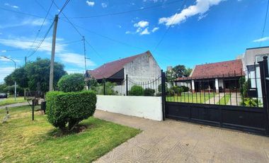 Chalet Tradicional con Quincho sobre Amplio Lote