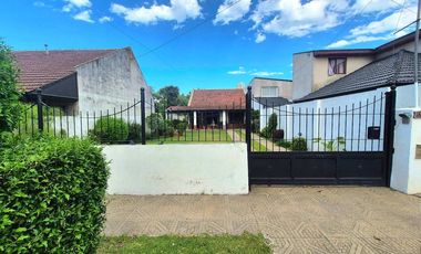 Chalet Tradicional con Quincho sobre Amplio Lote