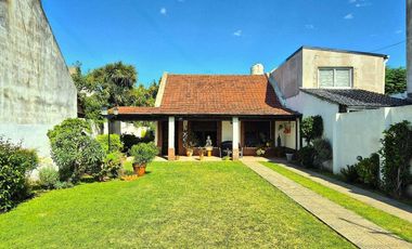 Chalet Tradicional con Quincho sobre Amplio Lote
