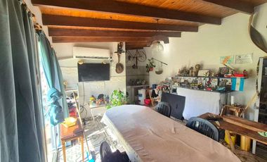 Chalet Tradicional con Quincho sobre Amplio Lote