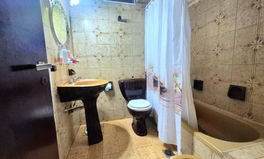 Chalet Tradicional con Quincho sobre Amplio Lote