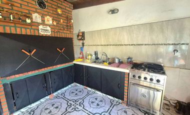 Chalet Tradicional con Quincho sobre Amplio Lote