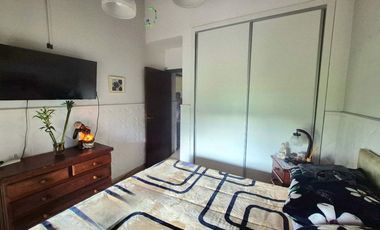 Chalet Tradicional con Quincho sobre Amplio Lote