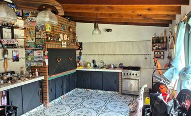 Chalet Tradicional con Quincho sobre Amplio Lote