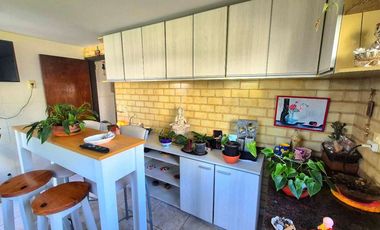 Chalet Tradicional con Quincho sobre Amplio Lote