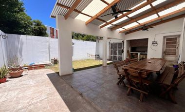 VENTA CASA DOS DORMITORIOS JARDIN COCHERA