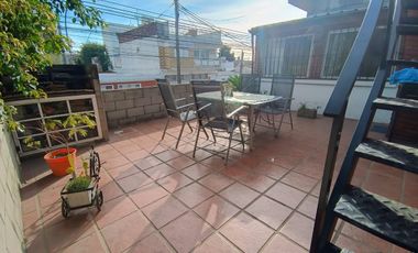 Casa en venta + 3 deptos en  Caseros