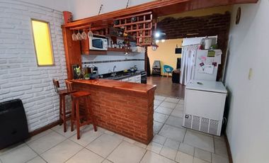 Casa en venta + 3 deptos en  Caseros