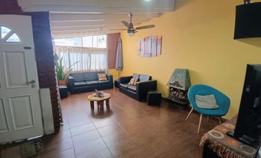 Casa en venta + 3 deptos en  Caseros