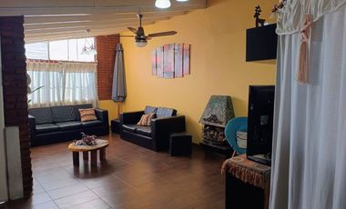 Casa en venta + 3 deptos en  Caseros