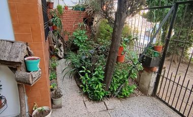 Casa en venta + 3 deptos en  Caseros