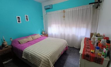 Casa en venta + 3 deptos en  Caseros