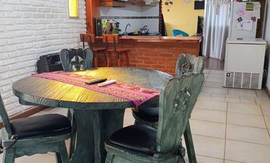 Casa en venta + 3 deptos en  Caseros
