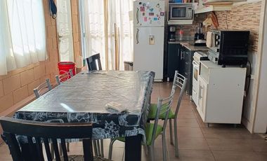 Casa en venta + 3 deptos en  Caseros