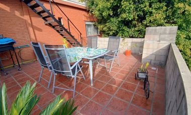 Casa en venta + 3 deptos en  Caseros