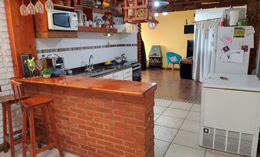 Casa en venta + 3 deptos en  Caseros