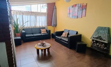 Casa en venta + 3 deptos en  Caseros