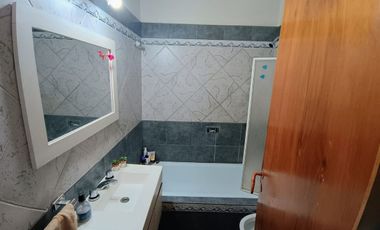 Casa en venta + 3 deptos en  Caseros