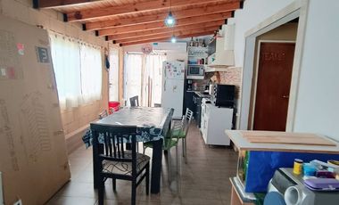 Casa en venta + 3 deptos en  Caseros