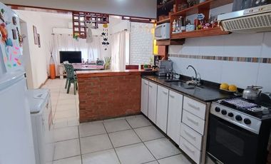 Casa en venta + 3 deptos en  Caseros